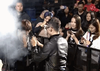 许昕演唱会现场浪漫求婚 结束7年爱情长跑