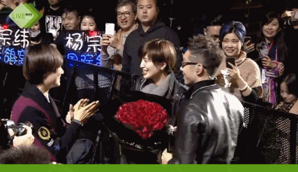 许昕演唱会现场浪漫求婚 结束7年爱情长跑