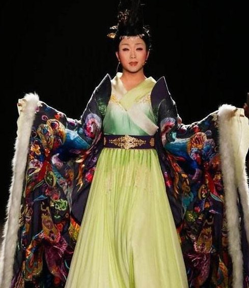 39岁李玉刚男扮女装,引发外国人惊呼,要把他娶回家