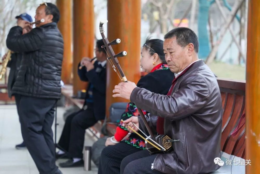 唱歌,弹琴,拉二胡,锻炼身体……在南山公园全民健身广场,处处可见老年