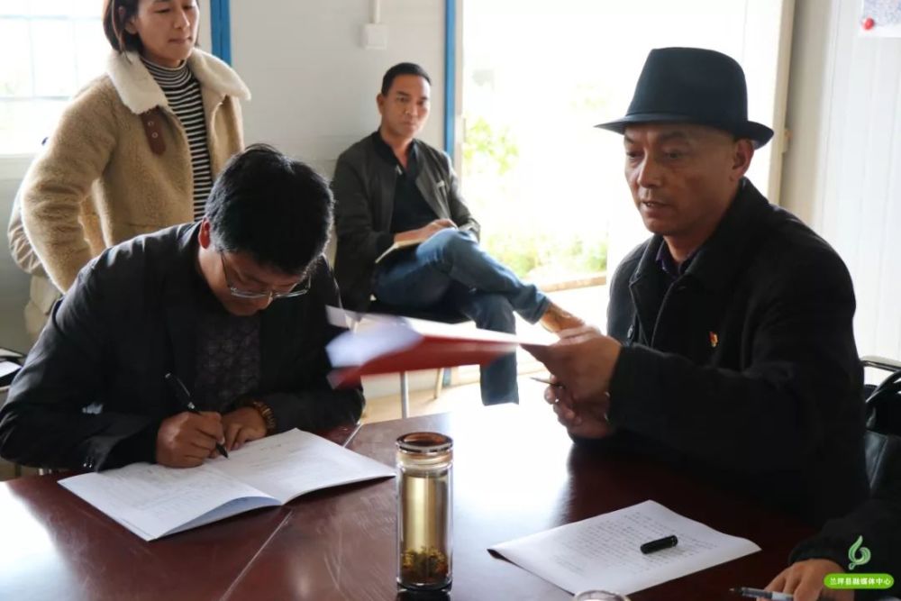 会上,和陆山分别与县直26个部门和8乡镇签订了兰坪县易地扶贫搬迁