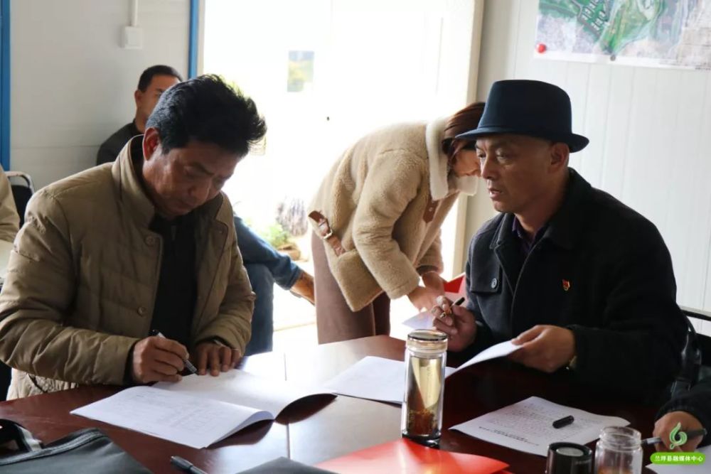 会上,和陆山分别与县直26个部门和8乡镇签订了兰坪县易地扶贫搬迁