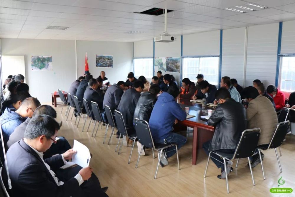 会上,和陆山分别与县直26个部门和8乡镇签订了兰坪县易地扶贫搬迁
