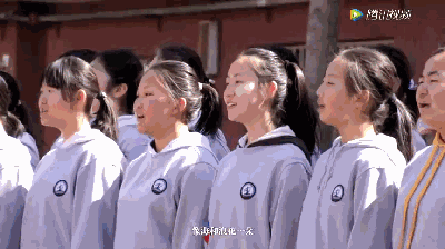 在一起练歌的教室,在耀眼的蓝天下 每一句歌词,都浸透到同学们的心里