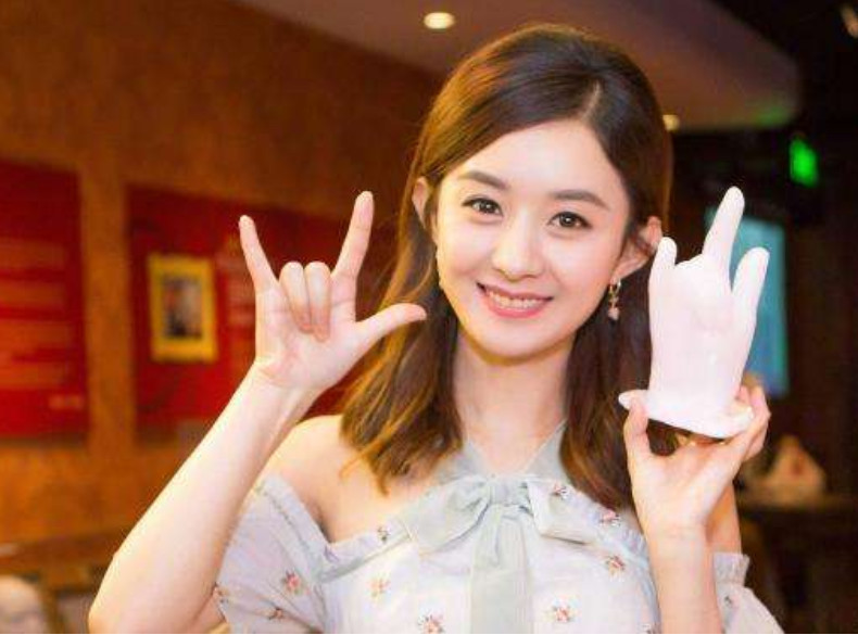 赵丽颖宣布儿子名字,比"吴所谓"还奇葩,网友:冯考必过