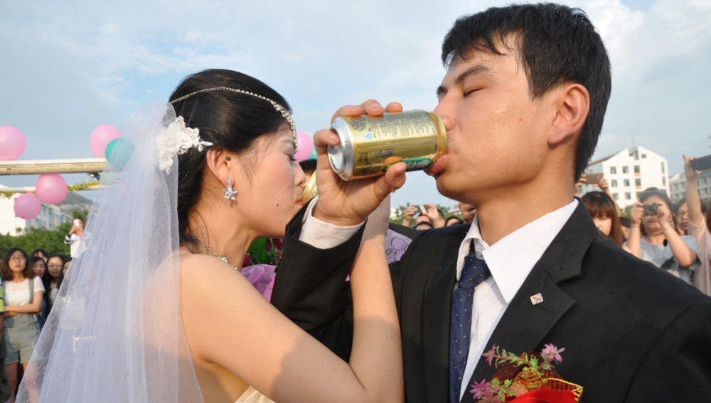 毕业男子回到母校迎娶学妹 读书恋爱两不误 最终抱得美人归 天天快报