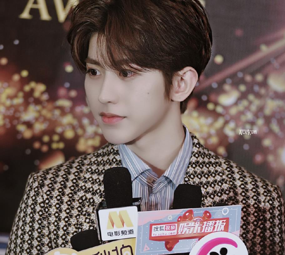 王菲的歌曲已经落伍了,现在都流行听蔡徐坤的