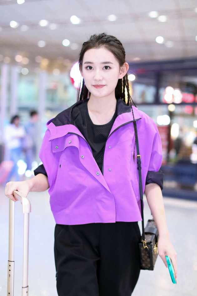 18岁蒋依依脏辫帅气可爱,三万八盒子包亮了,网友:女大