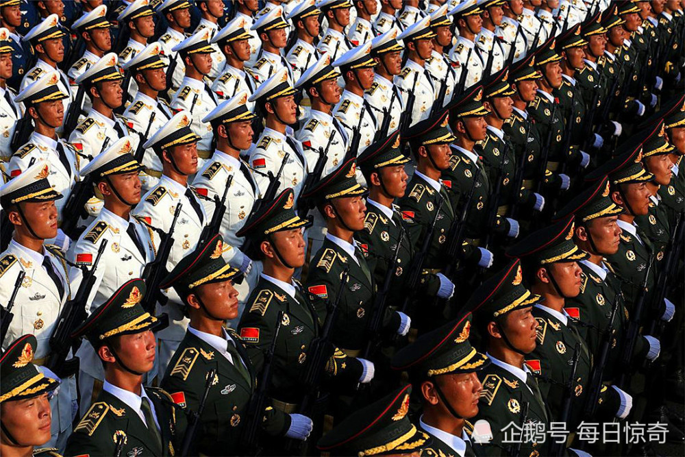中国阅兵仪式上,一位士兵的"一个失误",却获得了全世界的尊重