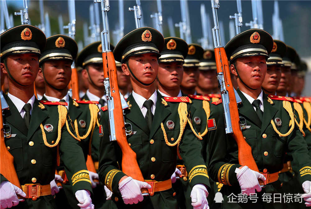 中国阅兵仪式上,一位士兵的"一个失误",却获得了全世界的尊重