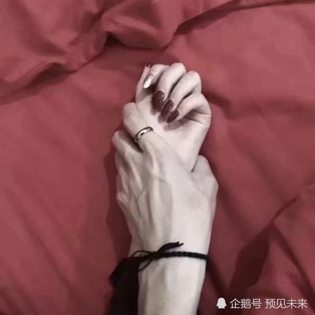"牵手"情侣头像火了:让我们手牵手,头对头,爱情甜蜜到
