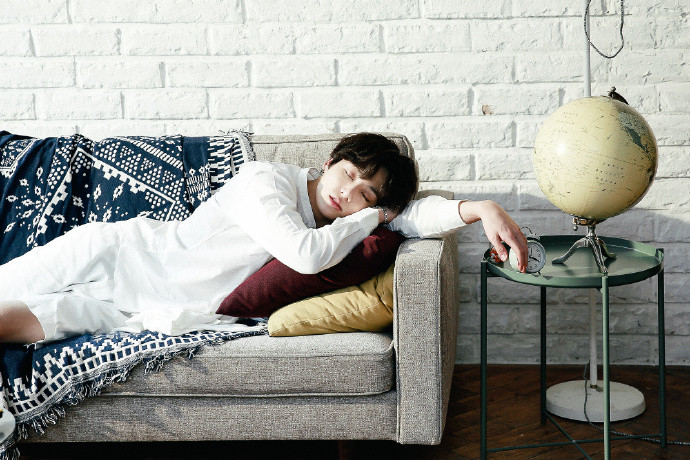防弹少年团最新写真,田柾国躺在沙发上睡觉,金硕珍侧颜逆天帅气