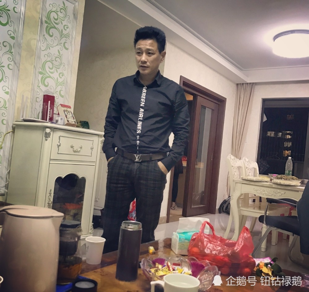 许凯首晒全家福,爸爸妈妈高颜值引热议,网友:一家的神仙颜值