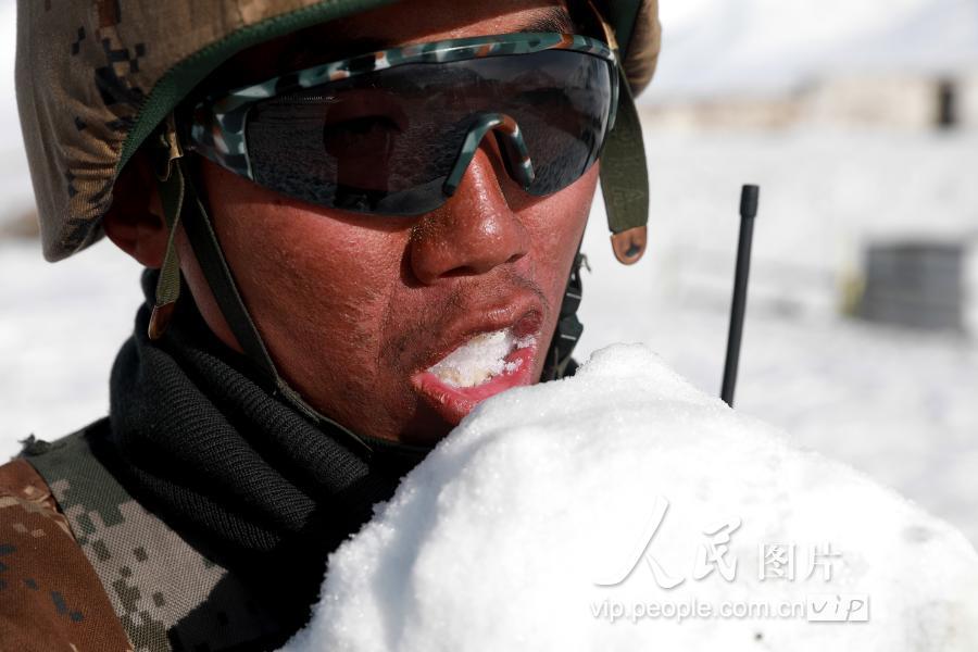 新疆喀什:风雪巡逻路