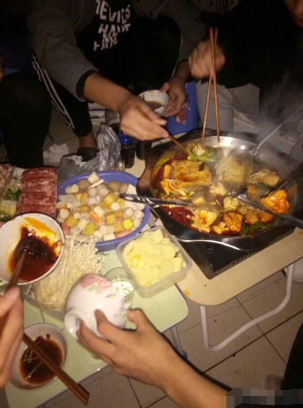 大学生们最"奇葩"做饭方式,前来突击检查的辅导员们都