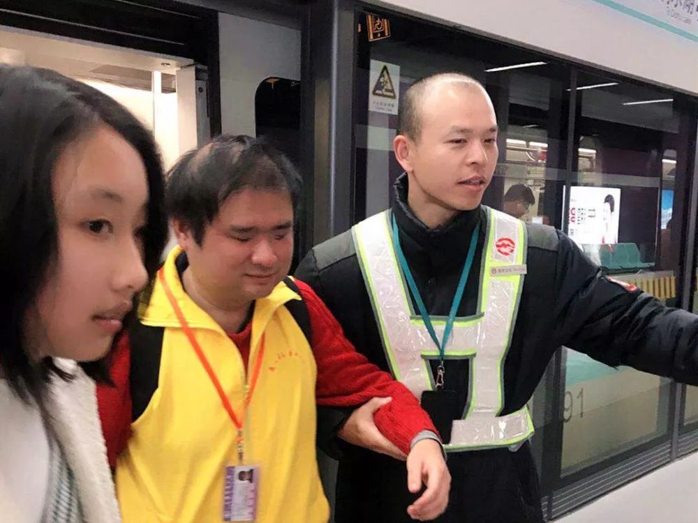 工作人员爱心接力视障乘客