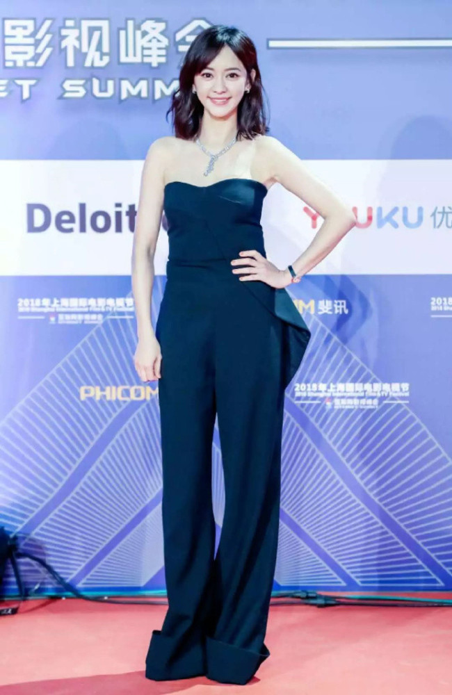 陈意涵产后身材恢复纤细,绿色西装搭肚兜清新甜美,少女颜占优势