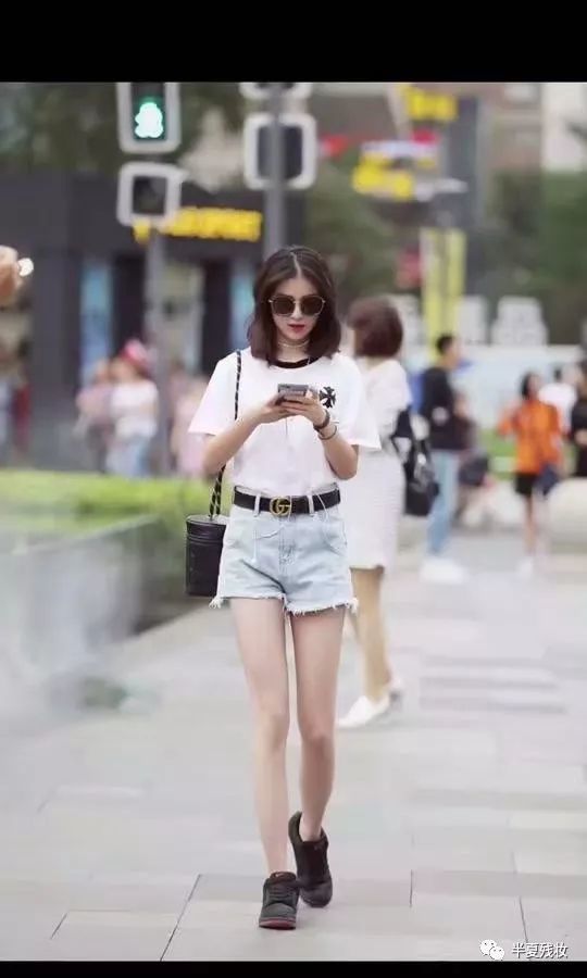 街拍:清纯靓丽的美女,牛仔短裤搭配白色短袖,非常的吸引人!