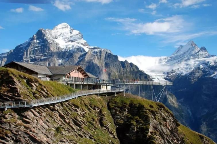 欧洲最大的山脉阿尔卑斯山,水资源丰富,有"欧洲水塔"的称号