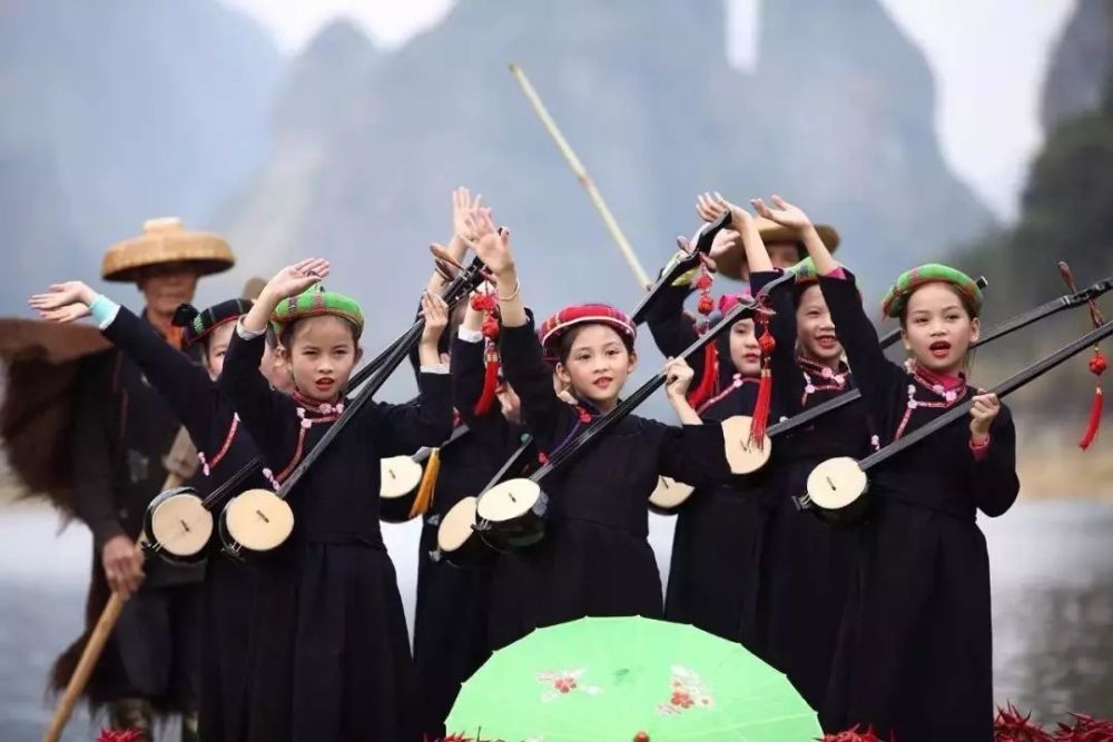 远近驰名的美女村, 是黑衣壮族群众的聚居地, 人人都擅长织绣,能歌善