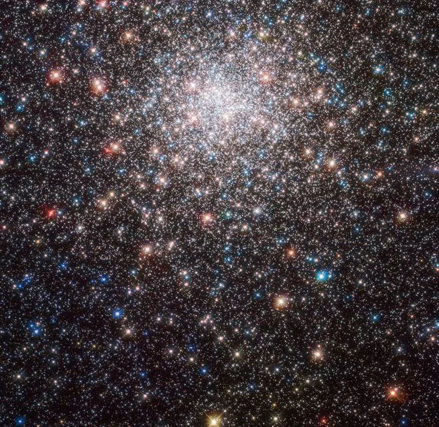哈勃望远镜拍摄到两千亿颗恒星组成的星系图片,中心存在超级黑洞
