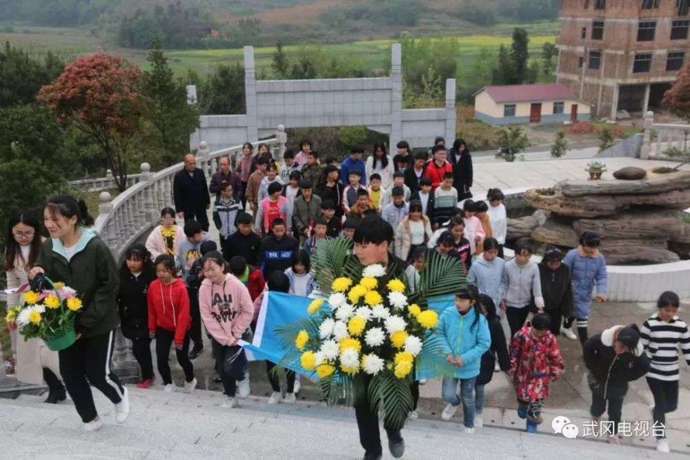 湾头桥镇中学组织开展清明祭扫活动