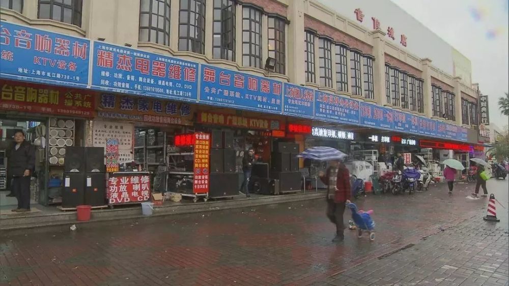 3年过去,这两天记者再次走访虬江路,看到当时的蓝底红字招牌,由于店