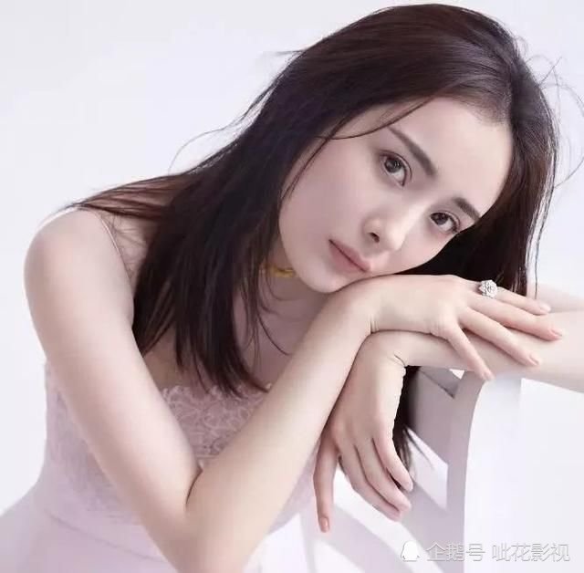 杨幂又公然"狂撩"小鲜肉!眼神魅惑勾人,抓着小鲜肉撒娇不放手