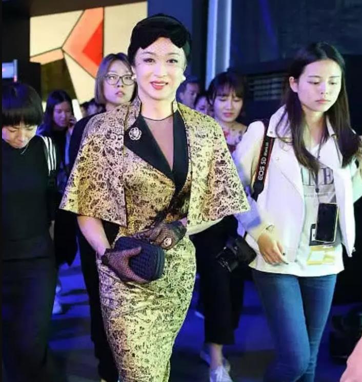 52岁金星近照,后遗症明显越来越没女人味,网友:委屈汉斯了