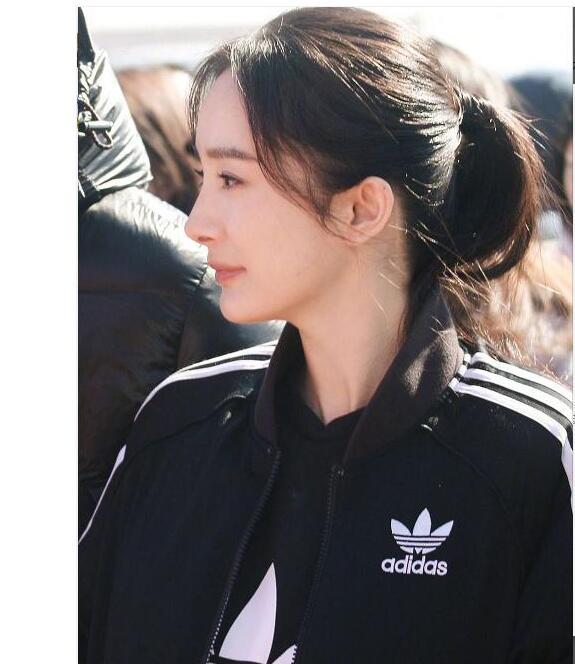 杨幂饰演的新电视剧《暴风眼》举行开机仪式.