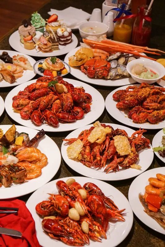 整桌吃完后我们只有一字评价: 那么丰盛的自助大餐就在这家酒店: 上海