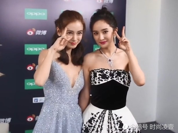 杨幂和baby合影,杨幂非要站在她身后,原来这是一种拍照技巧