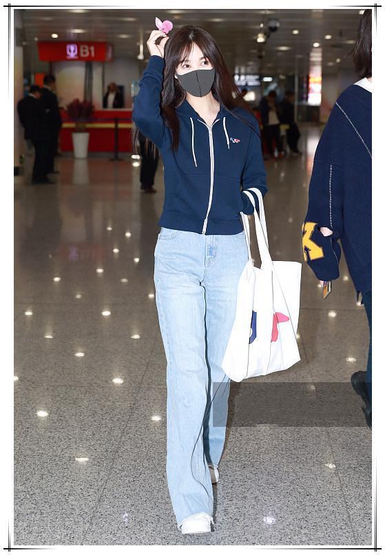 李菲儿变了!穿"妈妈款"卫衣走机场,挎布包超接地气像逛菜市场