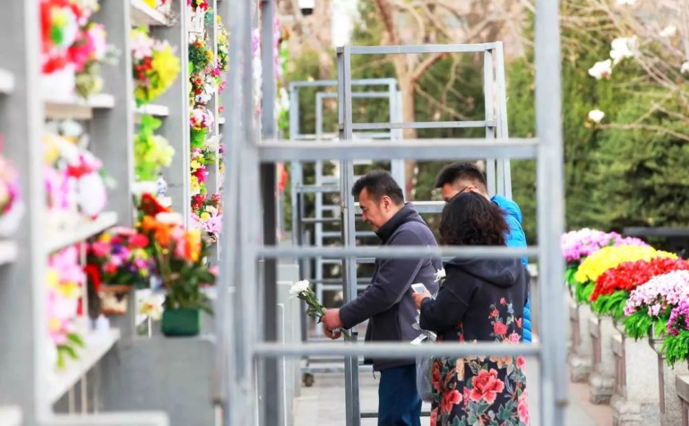 几位市民在八宝山人民公墓骨灰墙前祭奠逝去的故人.