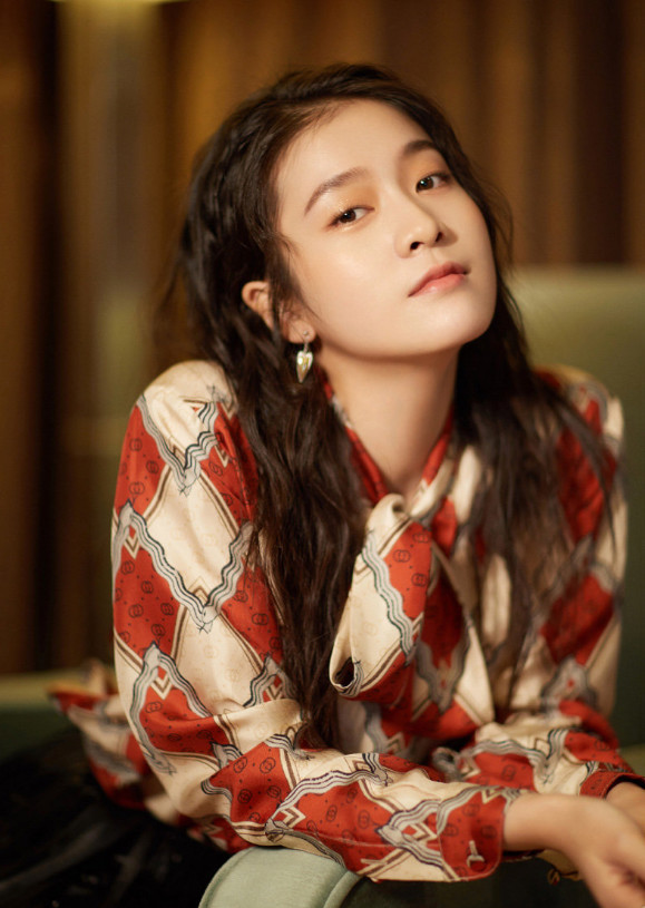 关晓彤称她为妹妹,张雪迎陪她逛街压马路,她人缘究竟有多好?