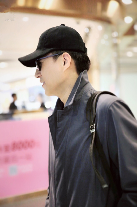 靳东穿风衣_靳东穿风衣背影图片