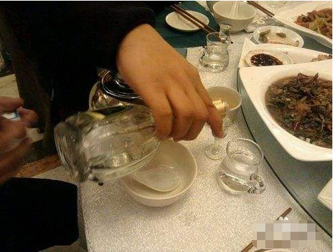 老总灌酒_ktv醉酒女遭灌酒扒衣(2)