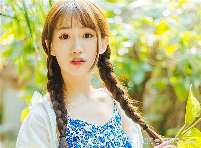 但是瓜子脸一般这种审美标准早就过时了,古典美女瓜子脸倒是很好看