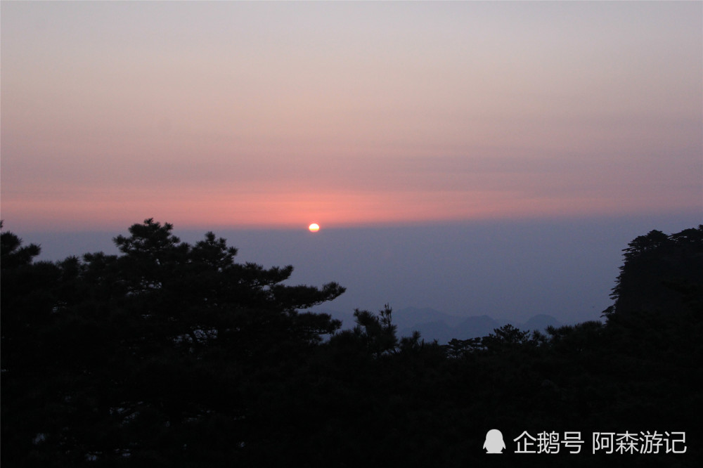 半个太阳已经爬上山