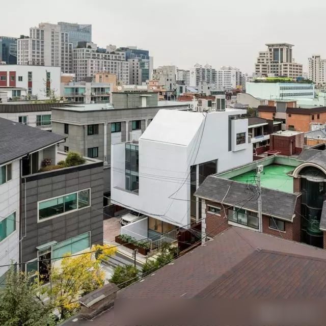 这个房子在韩国的首尔的江南区,面积有459平方米.