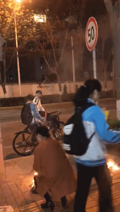 西安母女街头烧纸还与人厮打互拍视频,扬言要