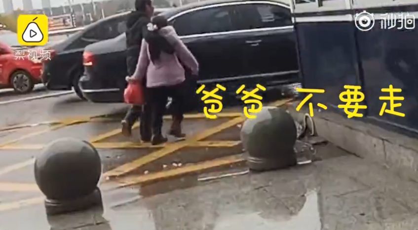 广州地铁上,一女子突然蹲在地上嚎啕大哭,大喊"我生孩子有什么用""生