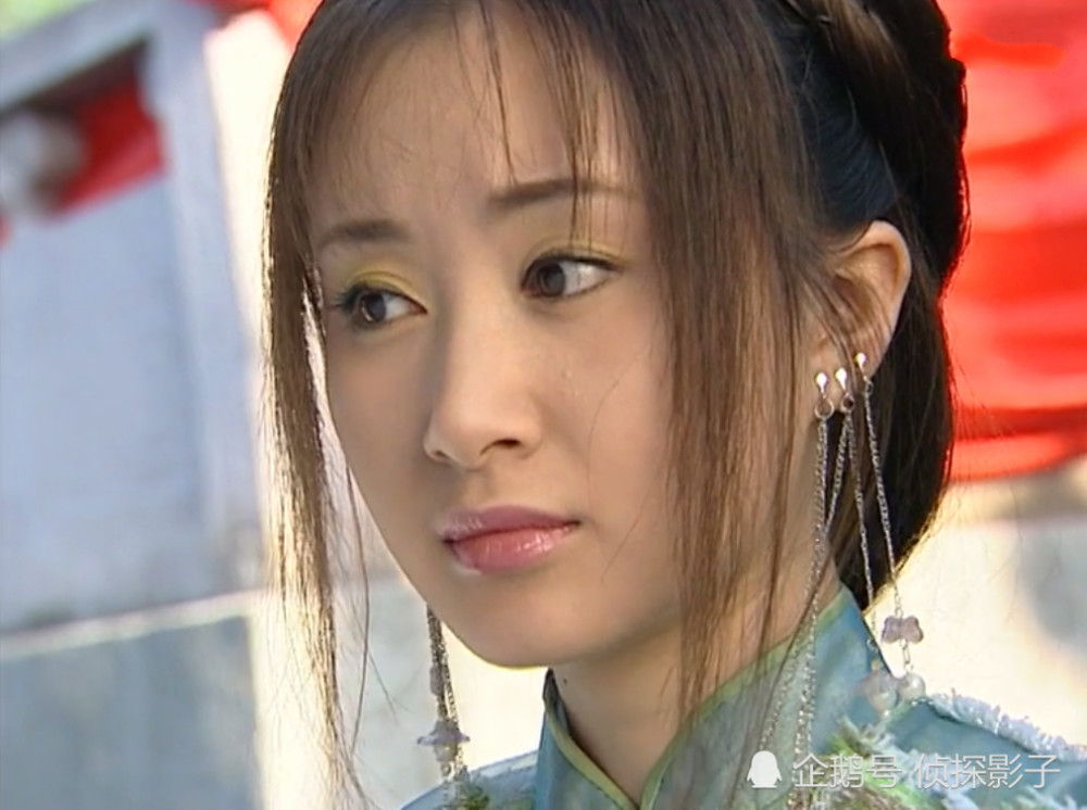耳朵上挂满细长流苏的古装女子,陈文静质朴美,狐狸小翠清纯可人