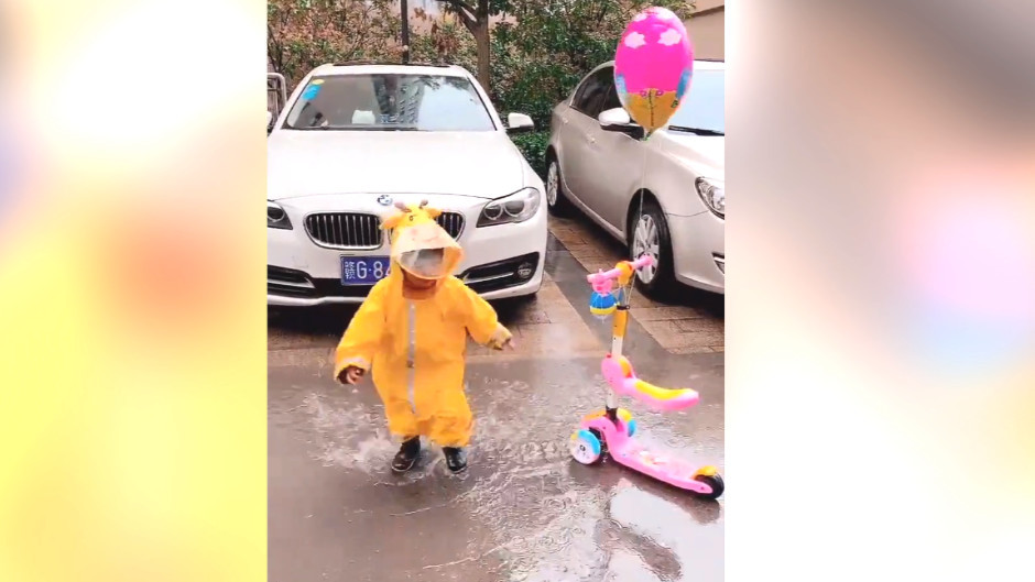 下雨天了,宝宝穿着雨衣在雨中玩水,网友:玩水的样子好