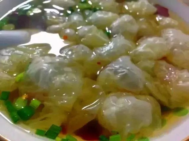 汤粉干和凉拌粉干 再配上只鸭掌鸭头 就是开化最地道的一顿小吃 开化