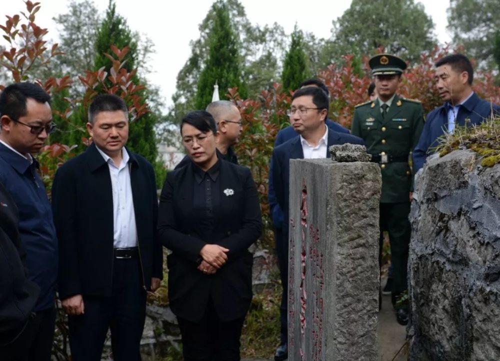 兴仁市四大家领导到烈士陵园缅怀先烈