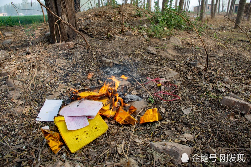 清明陪七十四岁父母去农村老家上坟,添土,烧纸,跪拜一