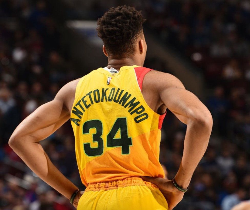 什么级别的怪兽?字母哥45分13板6助5帽,雄鹿顶翻76人