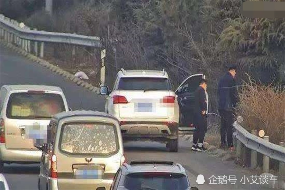 清明高速堵车"尿急"怎么办?男人用空瓶,看看女人怎么解决