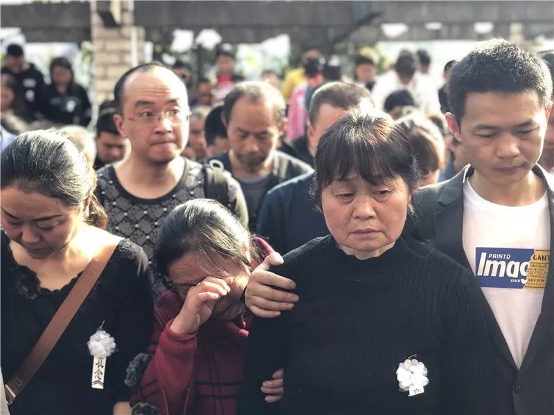 南充近50万群众迎接蒋飞飞回家…高坪城管向英雄致敬!